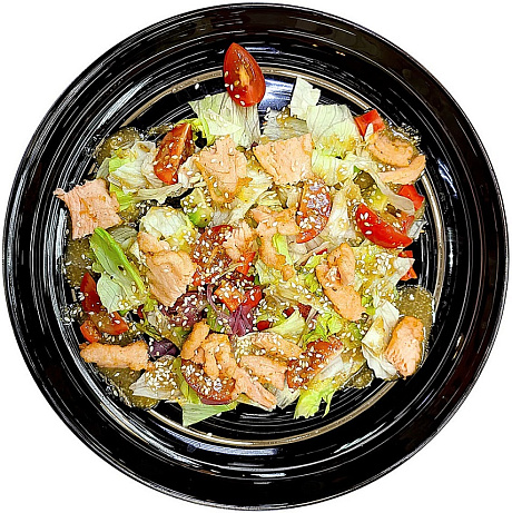 Салат с жареным лососем и авокадо